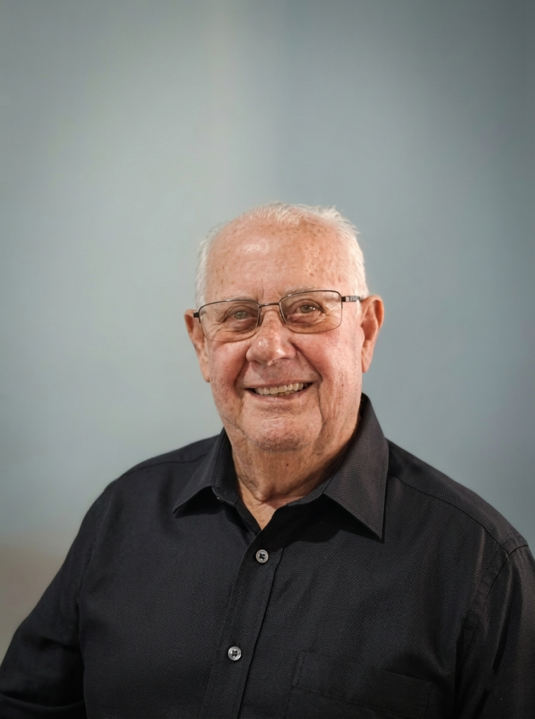 Juventil Antunes, fundador da Coares Móveis Planejados em Betim, especialista em alta marcenaria e consultoria técnica de mobiliário sob medida.